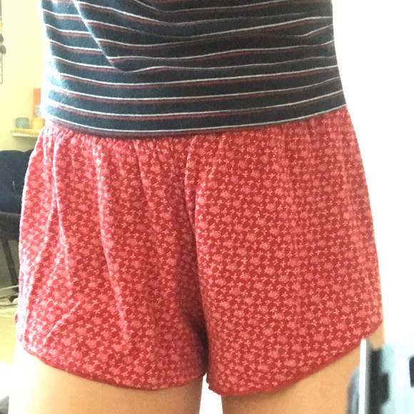 red floral flowy shorts - Picture 4 of 5